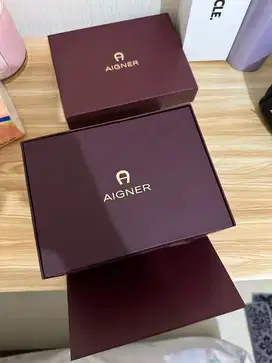 Jam Aigner wanita
