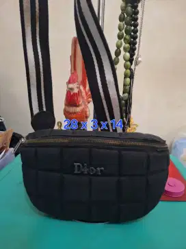 Tas selempang branded 
Dior uk 28 x 3 x 14 
Limited edition 
Barang te