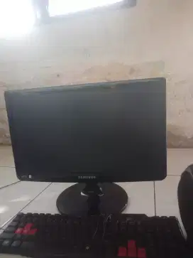 Satu unit monitor computer merek samsung 20 inchi