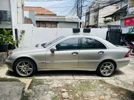 Mercedes-Benz C180 AT tahun 2001.