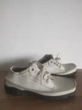 Sepatu Sneakers Kulit Putih