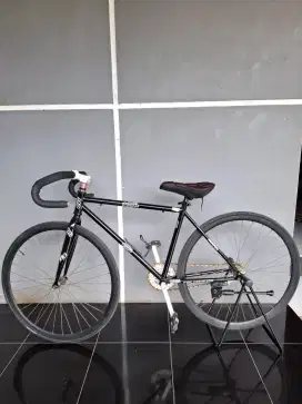 Sepeda Fixie hitam mulus