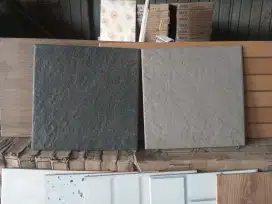 Keramik ukuran 30x30 permukaan kasar
