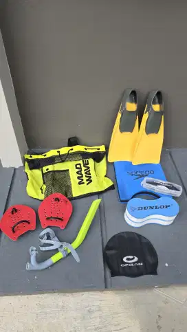 satu set peralatan renang