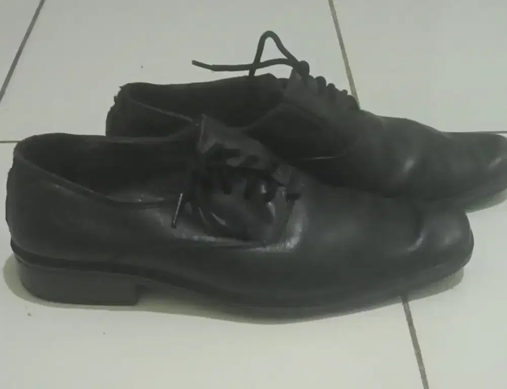 Sepatu pantofel kulit