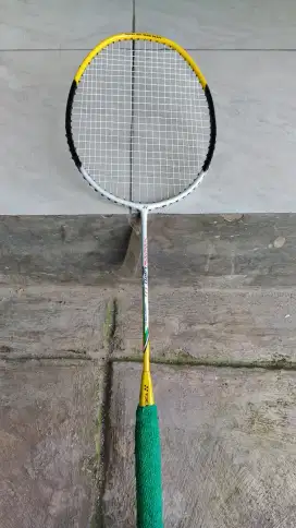 Raket badminton yonex