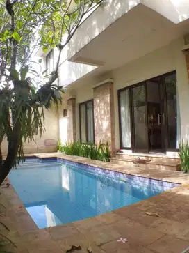 Rumah Menteng Bintaro hook halaman luas dengan swimming pool siap huni
