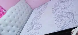 Kasur dan kursi kayu