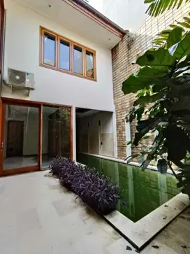 DISEWAKAN RUMAH DEKAT SCBD