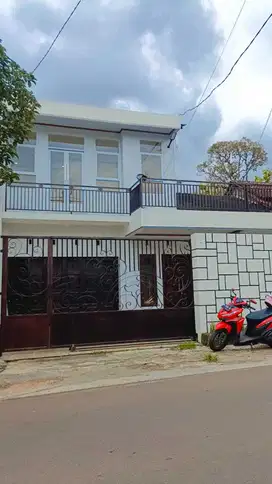 RUMAH DUA LANTAI SEMARANG