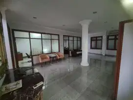 RUMAH 2 LANTAI EX KANTOR ADA PARKIR BASEMENT PAKUBUWONO KEBAYORAN BARU