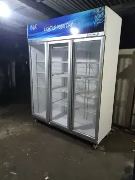 showcase 3 pintu merek Gea