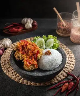 penjaga warung ayam geprek