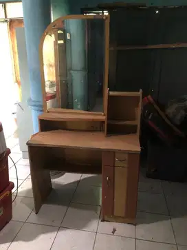 Meja rias minimalis