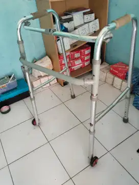 Dijual alat bantu gerak / walker + Roda kondisi second masih mulus