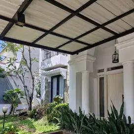 dijual rumah cantik boulevard semi furniture ada poolnya