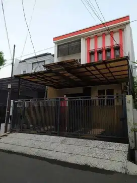 Rumah dalam Kompleks di Kayu Putih, Jakarta Timur
