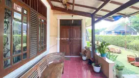 Rumah 1 lantai dengan halaman luas