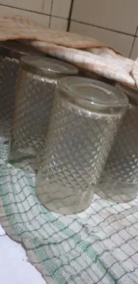 Ada piring plastik, gelas, piring stenlis putih, tempat tisu, dll