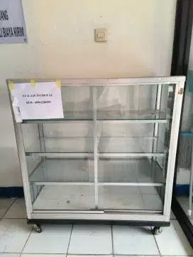 Etalase Kaca Include Kaki Roda 4