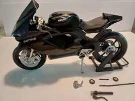 Miniature Motor  Ducati  Eletrico Skala 1 : 6