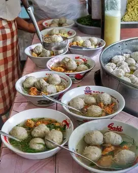 pegawai dapur bakso/pecel lele