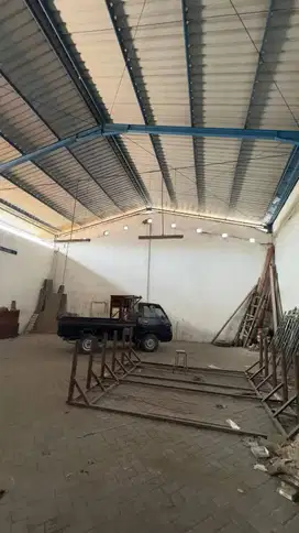 Gudang Raya Mastrip Nol Jalan, Surabaya