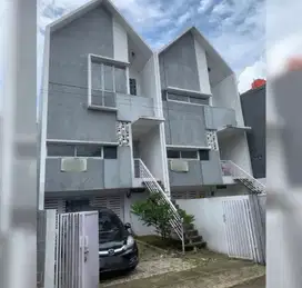 jual rumah bangunan baru tiga lantai