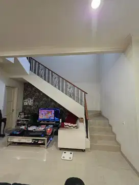 Di jual rumah 2 lantai cluster pascal sumarecon