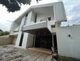 JUAL RUMAH MEWAH STRATEGIS 2 LANTAI SIAP HUNI DI BANGKA KEMANG JAKSEL