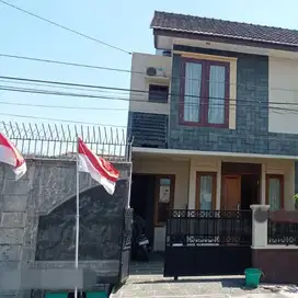 Rumah second bagus minimalis modern 2 Lt di Semanggi