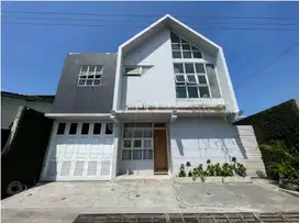 Rumah Scandinavian Tropis dekat MMTC Multimedia Training Center