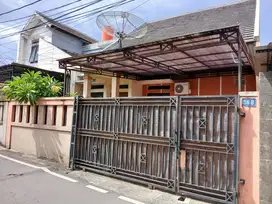 Dijual Rumah Bagus Kokoh 1.5 Lt pinggir jalan 2 mobil di Condet JakTim