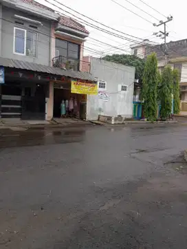 Di jual rumah berbentuk ruko strategis ramai