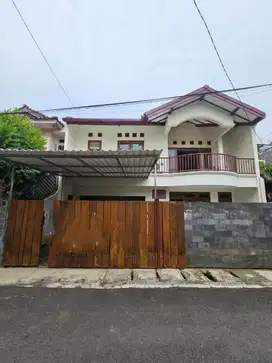 dijual rumah 2 lantai di komplek Mampang Prapatan jaksel