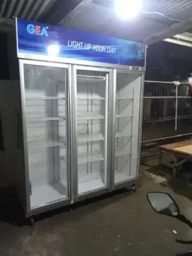 Jual showcase 3 pintu merek GEA kondisi normal siap pakai