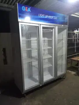 Jual showcase 3 pintu merek GEA kondisi normal siap pakai