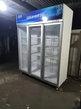 Jual showcase 3 pintu merek GEA kondisi normal siap pakai