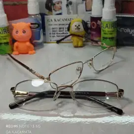 Frame Kacamata Kotak untuk Wajah Kecil