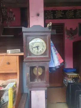vintage jam tua listrik era kolonial normal