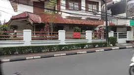 Rumah Tinggal yang Nyaman, ada mini taman, dan berada di sudut