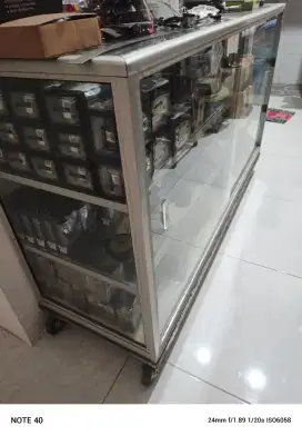 Rak etalase kaca