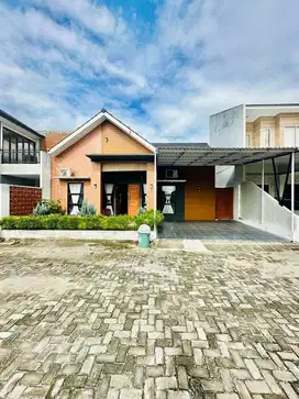 RUMAH DALAM KOMPLEK FULL FURNISH DI FLAMBOYAN
