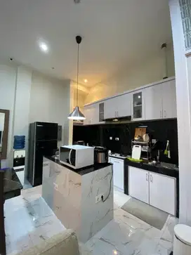 Rumah cantik 3 lantai siap huni