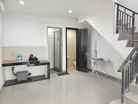 sewa rumah 2 lantai PIK 2 uk 4,5x10m kosongan ada AC