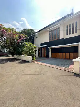 DIJUAL RUMAH SECOND DI KEMANG JAKARTA SELATAN