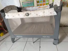 Tempat tidur bayi graco
