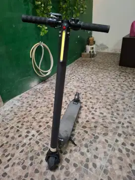 Skuter Listrik - Hitam