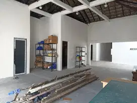 Disewakan gudang bersih rapi parkir luas