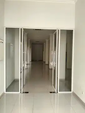Disewakan Gedung Baru 4 Lantai siap pakai di Jl. Embong Cerme